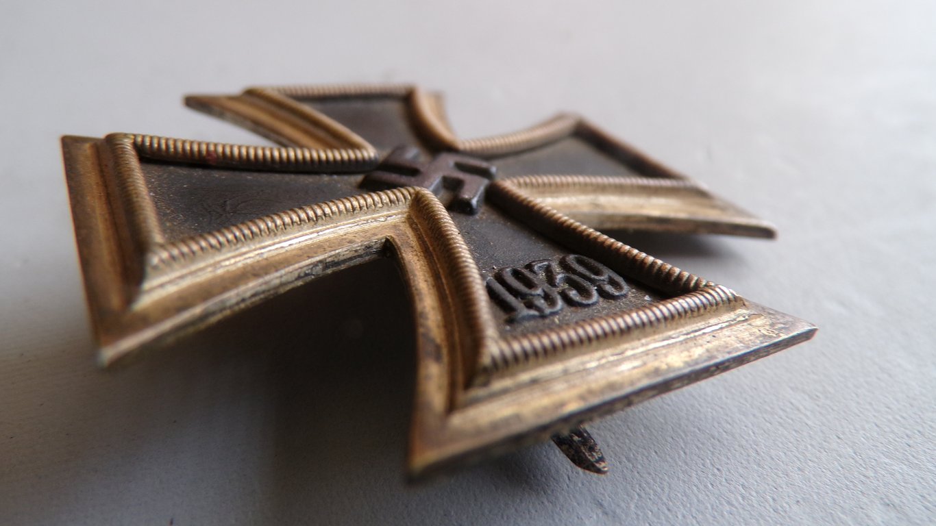 Cased Iron Cross 1st Class Deumer