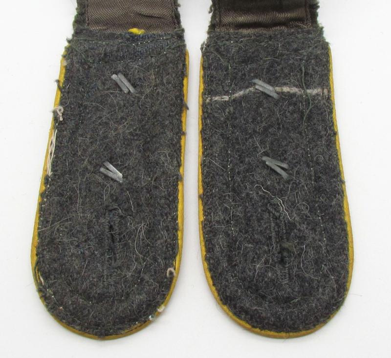 Wehrmacht (Heer) M43 Signals ‘Oberfeldwebel' shoulder boards