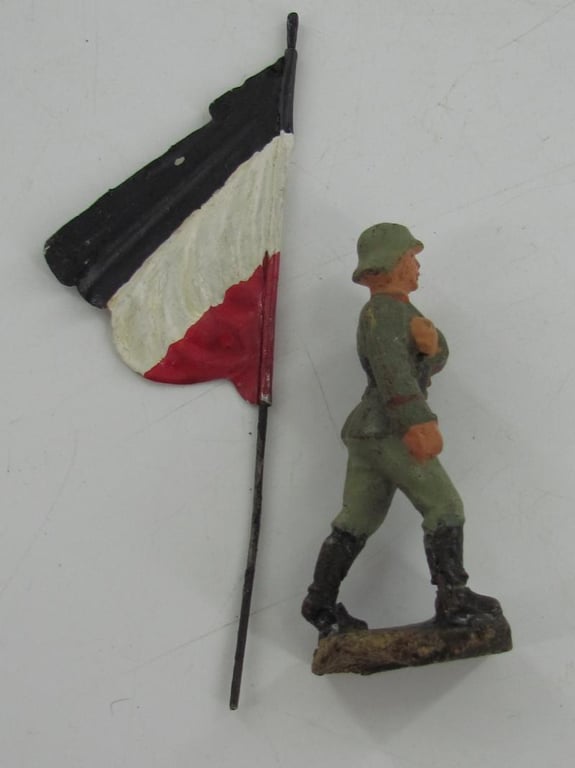 Lineol - standard bearer marching, with national flag