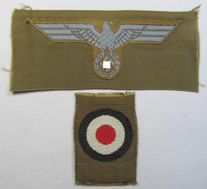 Superb - and rarely encountered! - WH (Heeres ie. 'tropical-issue'-) cap-eagle and cocarde-set (being a 'virtually mint- ie. unissued' set as executed in bluish-grey-coloured linnen on a tan-brownish-coloured background)