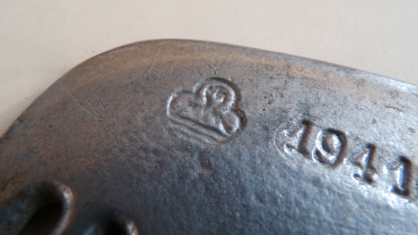 1941 Aluminum Horse Curry Comb / Striegel