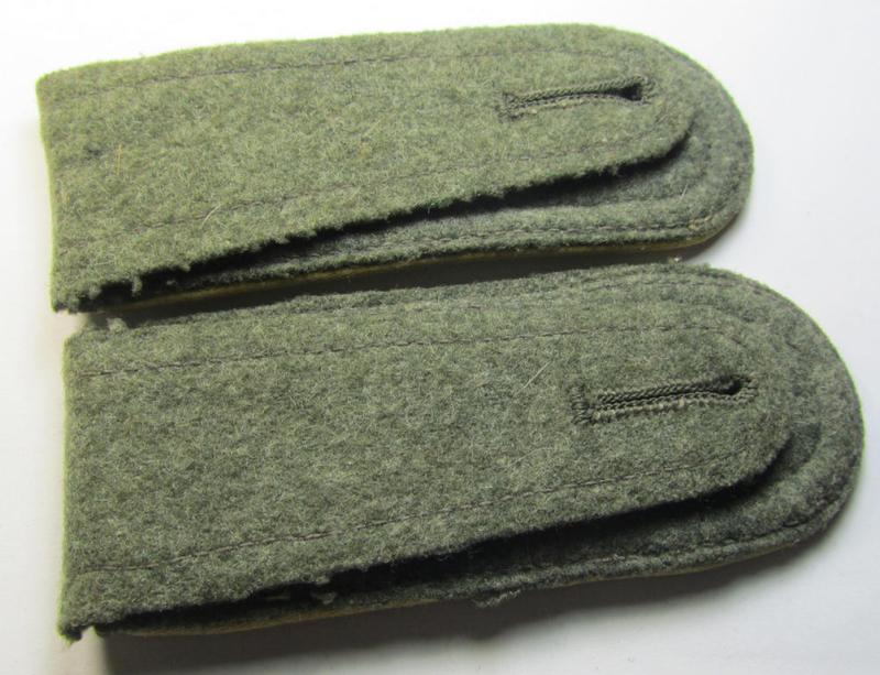 Attractive - and fully matching! - pair of WH (Heeres) 'M41 o. M43'-pattern, 'standard-issue'-type shoulderstraps as was intended for usage by an: 'Oberfeldwebel eines Nachrichten-Regiments o. Abteilungs'