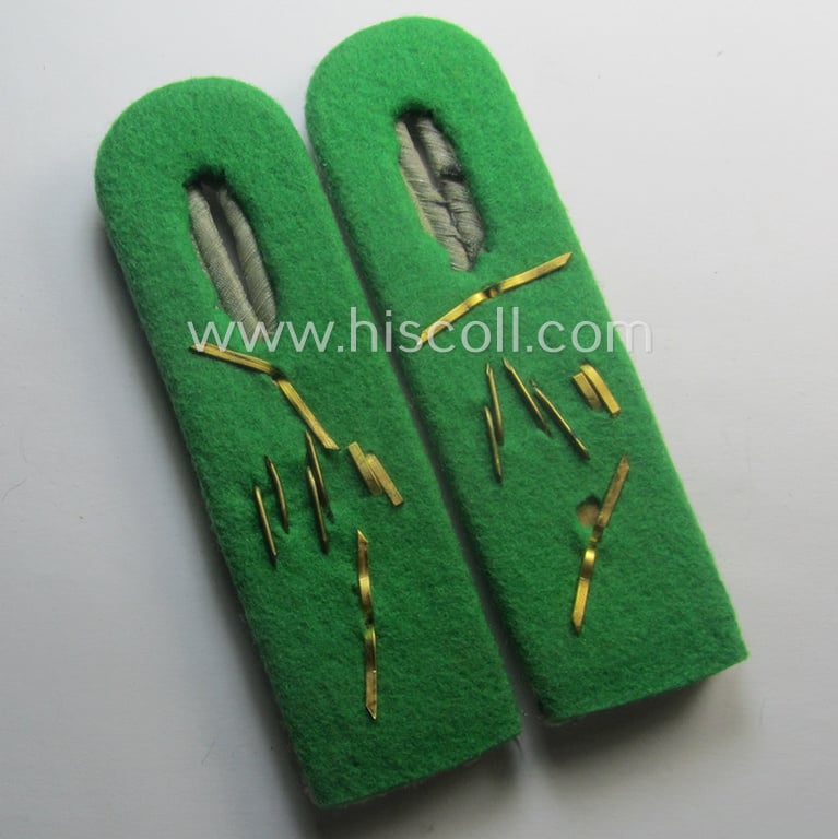 Pair of WH (Heeres) neatly 'cyphered', officers'-type shoulderboards as piped in the darker-green-coloured branchcolour as intended for usage by a: 'Hauptmann des Gebirgsjäger Rgts. 138'