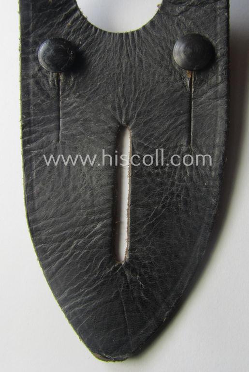 'Standard-issue'-pattern, WH binoculars (ie. 'Dienstglas 6 x 30 o. 10 x 50') so-called: 'anti-movement flap' (or: 'Tragelasche für Dienstgläser') as was executed in black-coloured leather