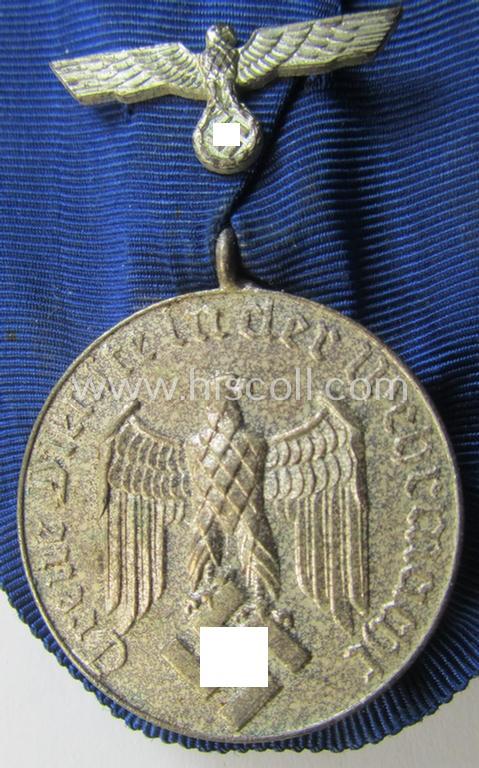 Attractive, silver-toned WH (Heeres o. KM) so-called: 'Einzelspange' showing a: 'WH-Dienstauszeichnung 4. Stufe' (as was intended for 4 years of loyal-service) and that shows a detailed, Heeres o. KM-type-eagle-device, period-attached