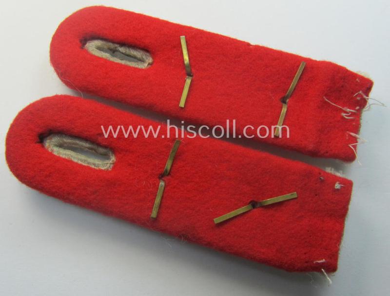 Pair of WH (Heeres) officers'-type shoulderboards: 'Hauptmann eines (Sturm)Artillerie-Rgts. o. Abtgs.'