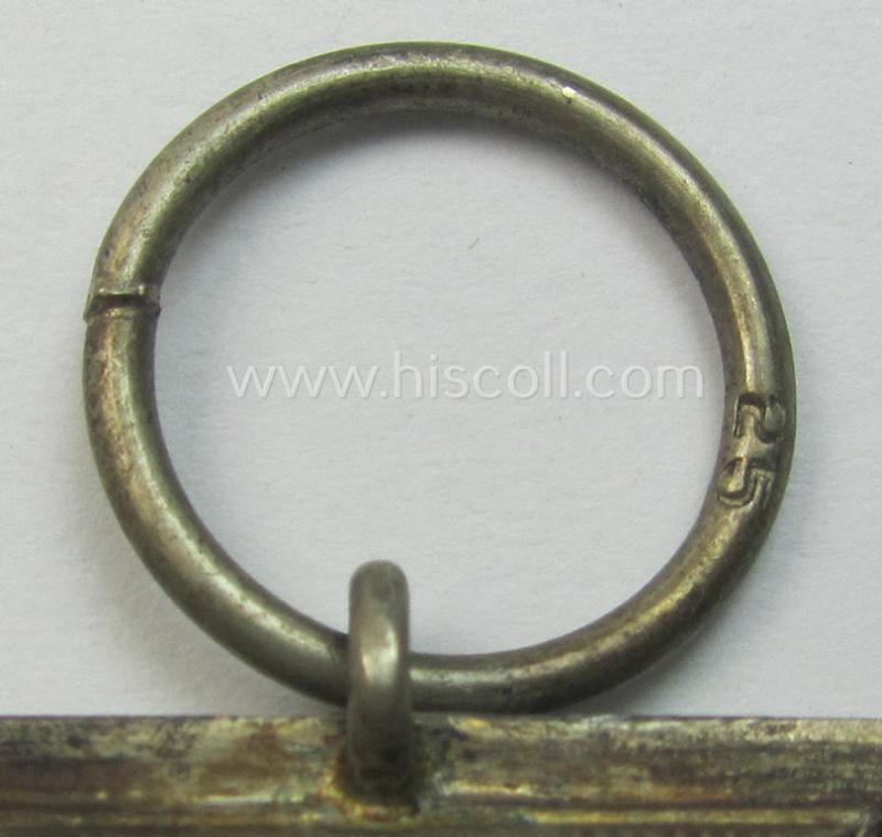 'Eisernes Kreuz 2. Kl.' being a maker- (ie. '25'-) marked example that comes stored in its period 'Zellstoff'-based pouch by the: 'AG der Graveur-, Gold- und Silberschmiede-Innungen'