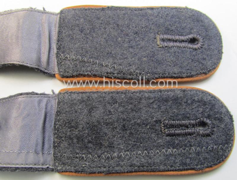 Attractive - and fully matching! - pair of WH (Luftwaffe) EM-type shoulderstraps as piped in the light- ie. rust-brown- (ie. 'hell- o. kupferbrauner'-) coloured branchcolour as was intended for a: 'Soldat der LW-Nachrichten-Truppen'