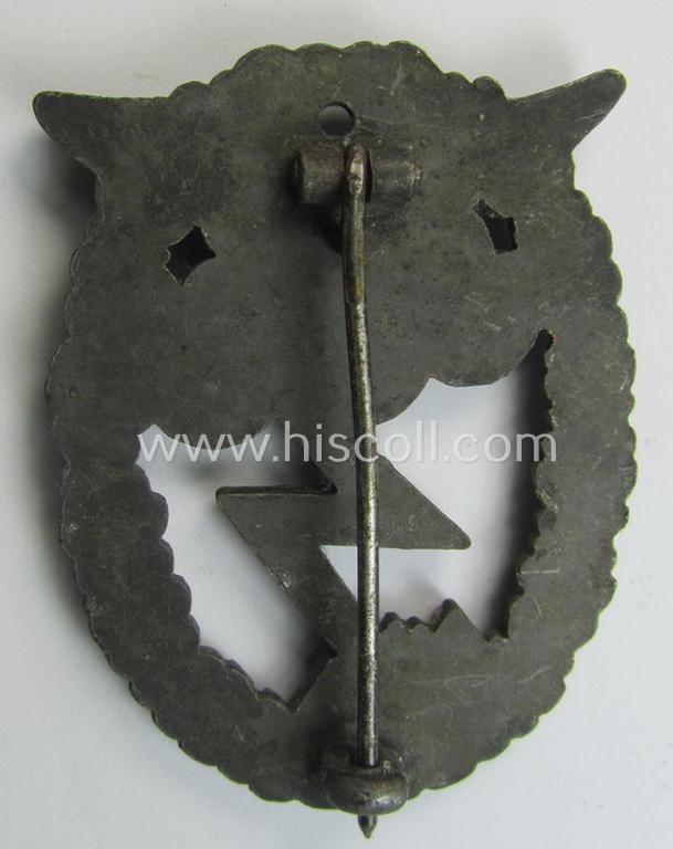 Attractive - and just moderately used! - later-war-period, zinc- (ie. 'Feinzink'-) based version of a WH (Luftwaffe) 'Erdkampfabzeichen' being a (typical) non-maker-marked example by the Austrian-based: 'Arno Wallpach'-company