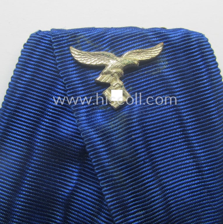 Bright silver-toned WH (Luftwaffe) so-called: 'Einzelspange' showing a: 'WH-Dienstauszeichnung 4. Stufe' (as was intended for 4 years of loyal-service) and that shows a detailed, Luftwaffe-type-eagle-device, period-attached