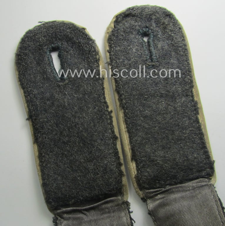 Superb, pair of WH (Luftwaffe) white-piped, so-called: 'Hermann Göring'-division, EM-type shoulderstraps: 'Soldat u. Mitglied der Hermann Göring Div.'