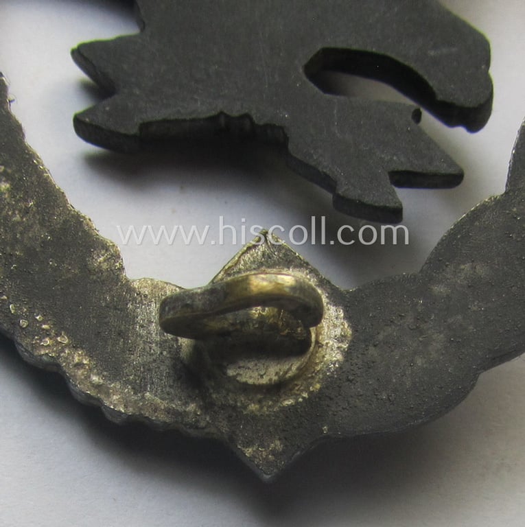 WH (Luftwaffe) 'Fliegerschützen-Abzeichen mit Blitzbündel' being a neatly maker- (ie. 'Wilh. Deumer'-) marked- and/or: typical zinc- (ie. 'Feinzink'-) based example as was produced by the: 'Wilh. Deumer'-company