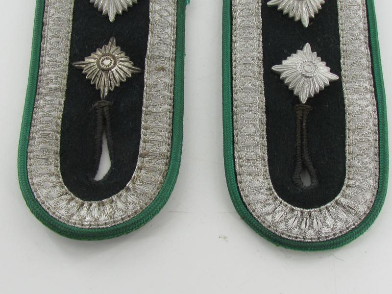 Wehrmacht (Heer) M36 Gebirgsjäger shoulder boards for ‘Oberfeldwebel’