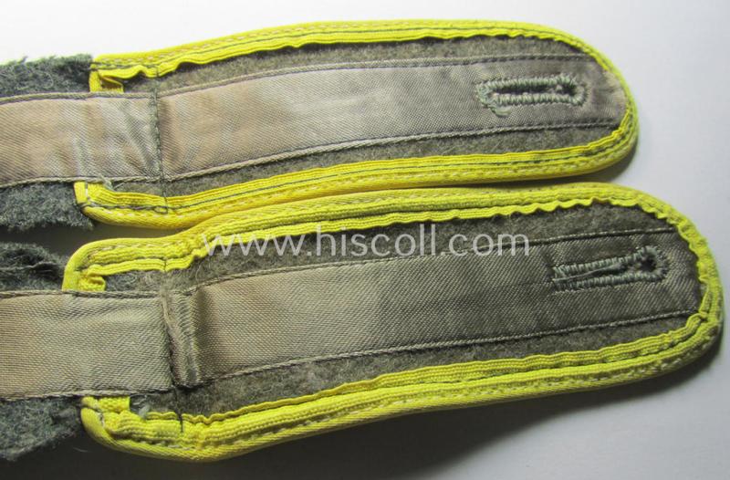 Attractive - and fully matching! - pair of later-war-period, WH (Heeres) so-called: 'M44'-style-, 'simplified', enlisted-mens'-type shoulderstraps as was intended for a: 'Soldat der Nachrichten-Truppen'