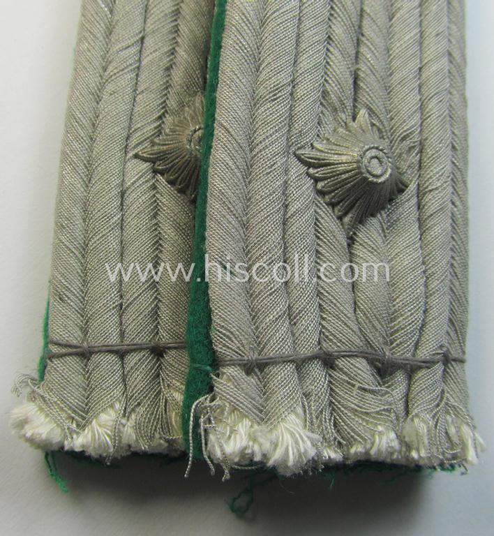 Attractive - and fully matching! - pair of WH (Heeres) officers'-type shoulderboards as piped in the darker-green-coloured branchcolour as was intended for usage by an: 'Oberleutnant eines Gebirgsjäger- o. Jäger-Regiments'