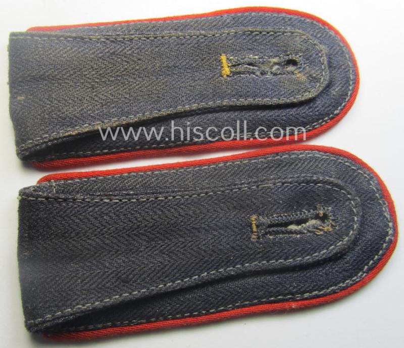 Pair of WH (Luftwaffe) EM-type shoulderstraps as was executed in typical 'HBT'-type cloth and piped in the bright-red-coloured branchcolour for usage by a: 'Soldat der Flak-Artillerie-Truppen'