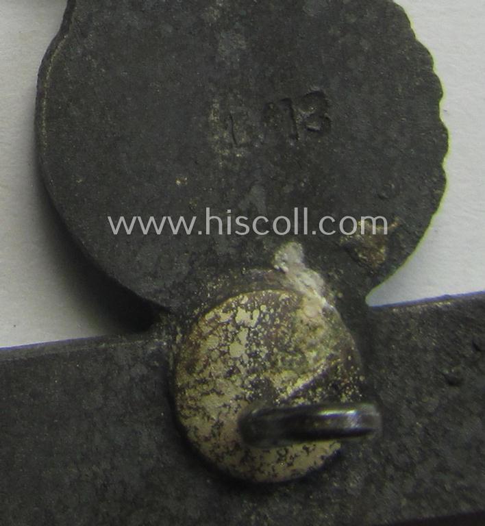 Maker- (ie. 'L/13'-) marked 'Wiederholungsspange zum EK I. Klasse' as executed in greyish-silver-toned 'Feinzink' by the: 'Paul Meybauer'-company and that comes in an overall nice- and/or fully untouched, condition