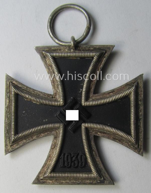 'EK II. Klasse' being a maker- (ie. '4'-) marked example that comes together with its original- and never-mounted ribbon (ie. 'Bandabschnitt') as was produced by the maker (ie. 'Hersteller'): 'Steinhauer u. Lück'