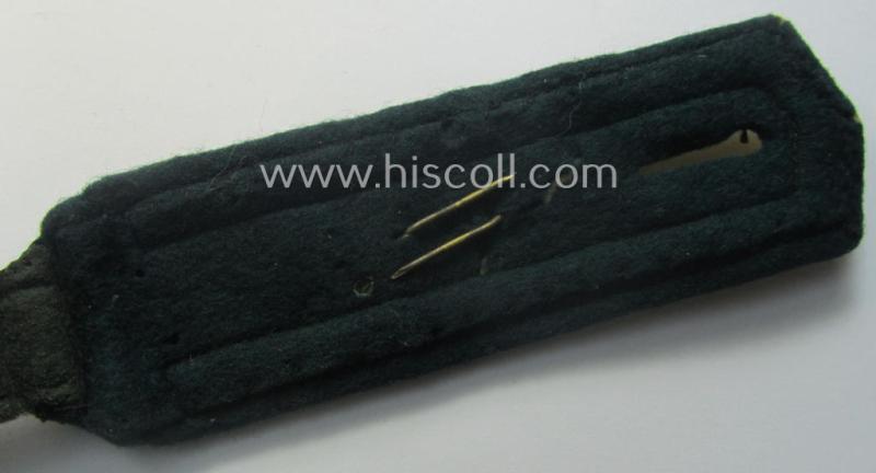 Single, (I deem) early-war-period so-called: 'M40'-pattern, WH (Kriegsmarine) tailor-made, NCO-type shoulderstrap as was intended for usage by an: 'Unteroffizier eines Küsten-Artillerie-Abtgs.'