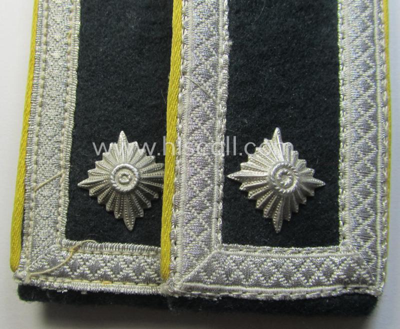 Pair of WH (Heeres) NCO-type shoulderstraps: 'Fwbl. einer Nachrichten-Abtlgs.'