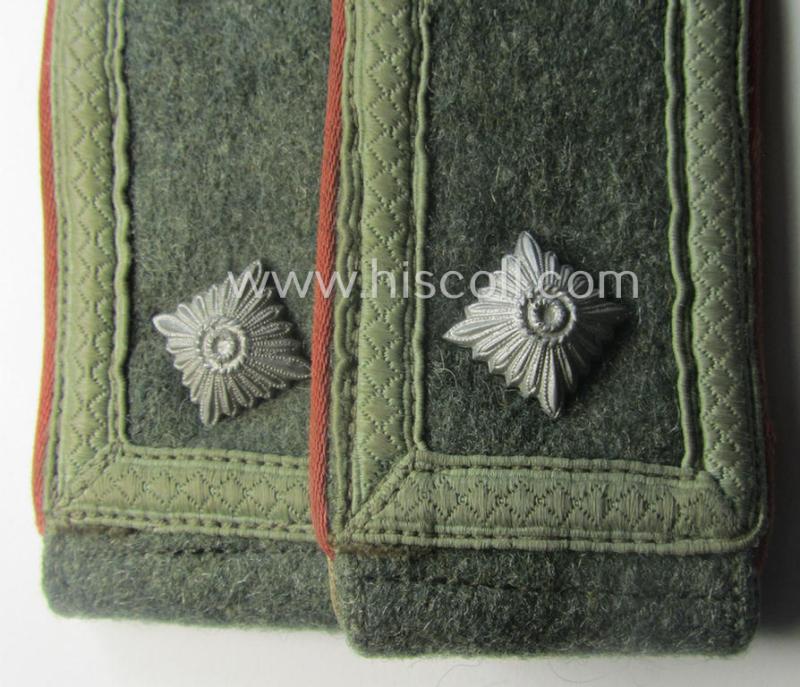 Pair of WH (Heeres) 'M41 o. M43'-pattern, NCO-type shoulderstraps as piped in the bright-pink-coloured branchcolour as was intended for a: 'Feldwebel einer Panzerjäger-Abtgs.'