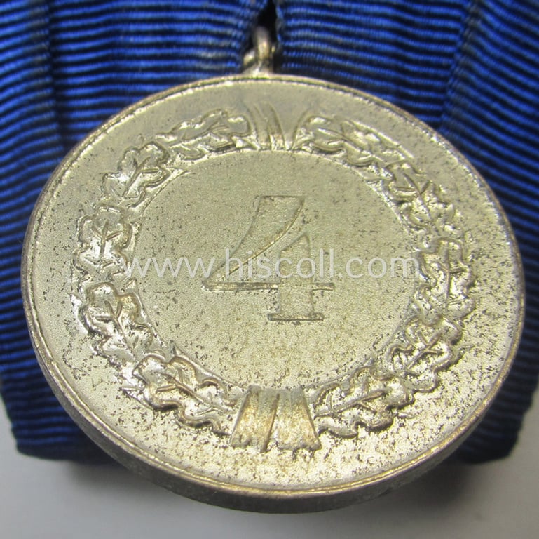 Bright-silver-toned WH (Heeres o. KM) so-called: 'Einzelspange' showing a: 'WH-Dienstauszeichnung 4. Stufe' (as was intended for 4 years of loyal-service) and that shows a detailed, Heeres o. KM-type-eagle-device, period-attached