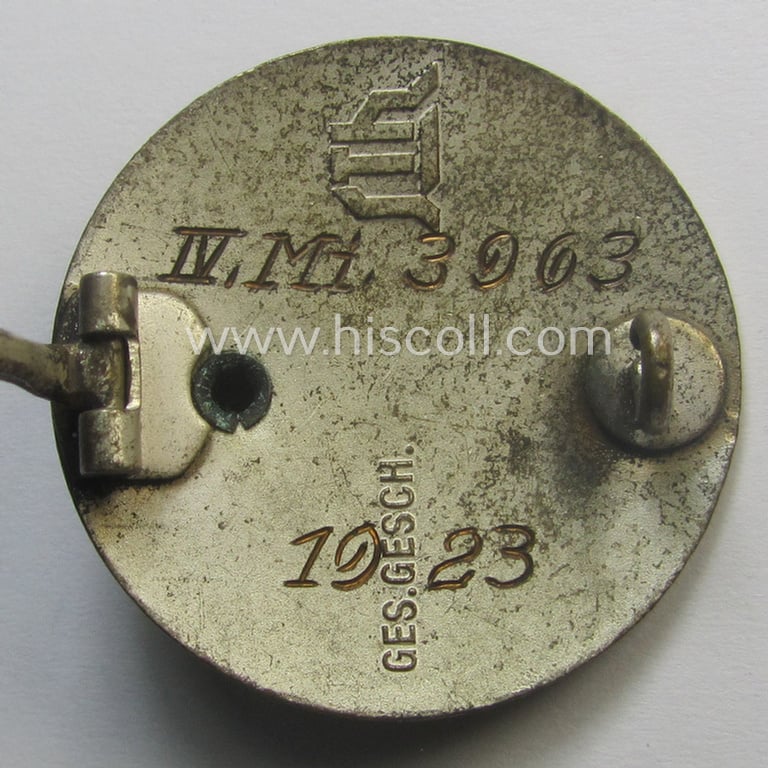 Enamelled lapel-pin: 'Der Stahlhelm' - Bund der Frontsoldaten (Sta) - Eintrittsabzeichen 1923' being a period-engraved example that comes in an overall very nicely preserved condition