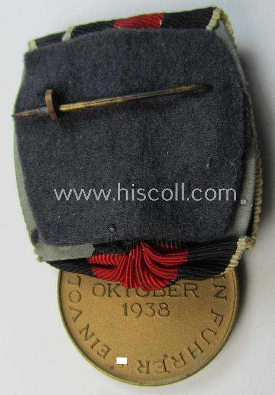 Superb, bright golden-toned WH (Heeres o. KM etc.) so-called: 'Einzelspange' showing a WH Czech 'Anschluss'- (ie. occupation-) medal: '1 October 1938' that shows a firmly (and period-) attached 'Prager Burg-Spange'