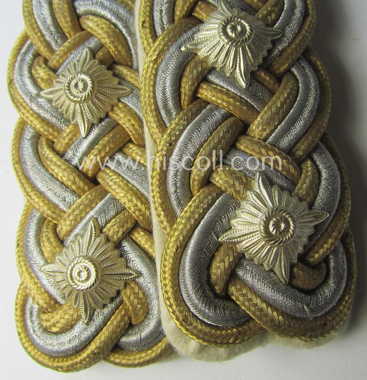 Pair of WH (Luftwaffe) general-officers'-pattern shoulderboards: 'General der Flieger' (etc.)