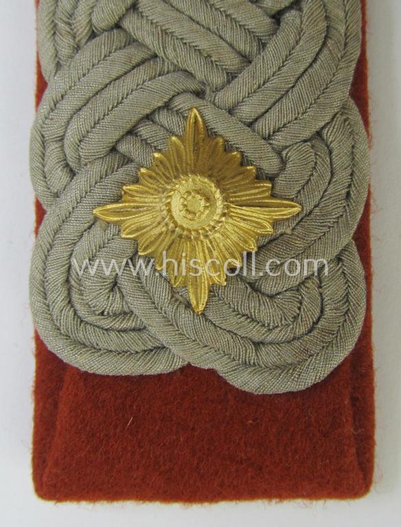 Attractive - albeit regrettably single! - WH (Heeres) officers'-type shoulderboard as was specifically intended for - and used by! - an: 'Oberstleutnant u. Mitglied des Kradschützenbtle. der Pz. Div. u. Inf. Divisione (mot.)'