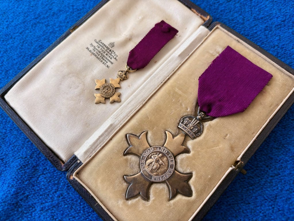 AUTHENTIC BRITISH WWI 1917 CASED OBE STERLING SILVER SET MEDAL WITH MINIATURE.