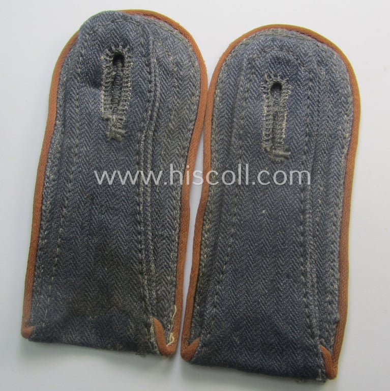 Superb - fully matching and with certainty rarely seen! - pair of WH (Luftwaffe) NCO-type shoulderstraps as executed in HBT-type cloth as was intended for usage by an: 'Unteroffizier der Nachrichten-Trpn.'