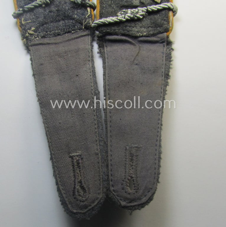 Truly used - and fully matching! - pair of WH (Luftwaffe) NCO-type shoulderstraps as piped in the golden-yellow-toned branchcolour as intended for a: 'Feldwebel u. Offiziers-Anwärter der Flg. o. Fj-Trpn. u. Mitglied einer Kriegsschule'