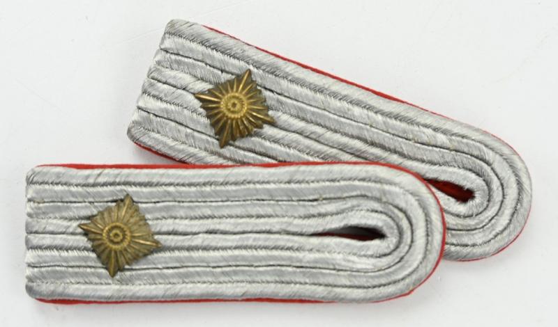 German WH Oberleutnant Shoulderboard Set Artillery