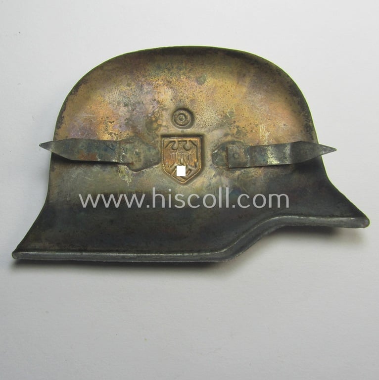 Silverish-coloured- (and I deem tin-based) WH (Heeres) related so-called: 'photo-album-device' depicting a German steel-helmet (with impressed decal!) and being a non-maker-marked example