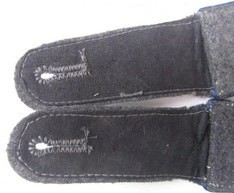 Attractive - and/or fully matching! - pair of WH (Luftwaffe) NCO-type shoulder- straps, as piped in the darker-blue-coloured branchcolour, as was intended for an: 'Unteroffizier der Sanitäts-Truppen'