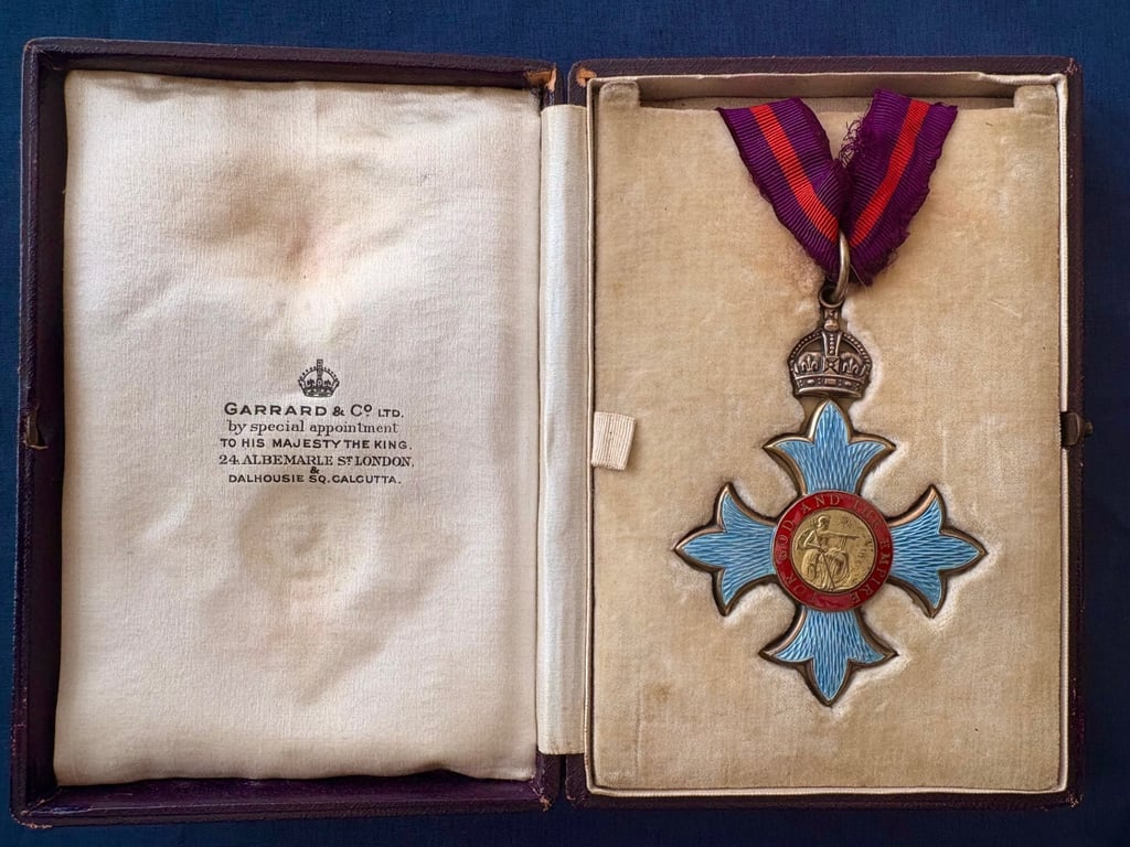HARD TO FIND WW1 1917 BRITISH CASED 1ST TYPE MILITARY CBE MEDAL. ADDITIONAL PHOTOS