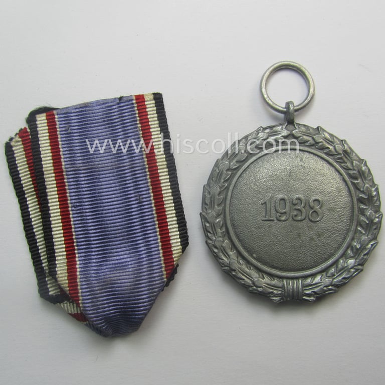 'Luftschutz-Ehrenzeichen 2. Stufe' being a clearly maker- (ie. '60'-) marked example as executed in zinc-based metal (ie. 'Feinzink') as was produced by the maker: 'Katz u. Deyhle'