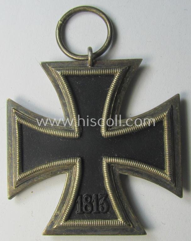 Neat, 'Eisernes Kreuz II. Klasse' being a non-maker-marked example that comes together with its ribbon (ie. 'Bandabschnitt') and 'Zellstoff'-based pouch as was produced by the maker: 'AG der Graveur-, Gold- u. Silberschmiede-Innungen'