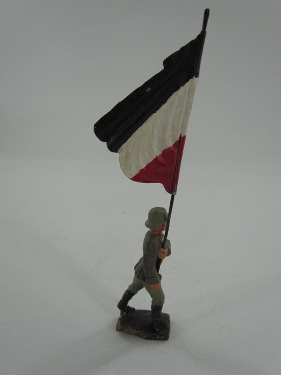 Lineol - standard bearer marching, with national flag