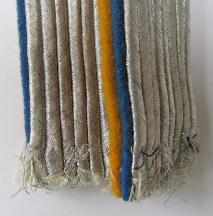 Attractive - and fully matching! - 4-pieced insignia-set comprising of a pair of WH (Luftwaffe) 'dual-piped', officers'-type shoulderboards and dito collar-tabs as was intended for usage by a: 'Leutnant der Res. eines Flieger- o. Fallschirm-Rgts....