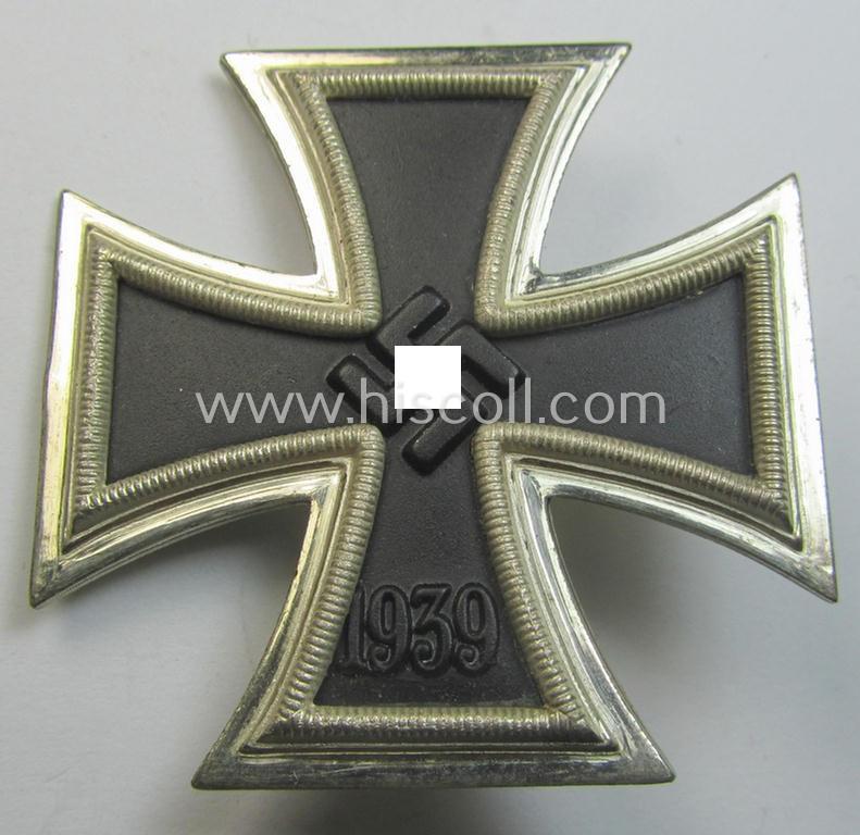 Superb - fully untouched and I deem never used nor worn! - 'Eisernes Kreuz 1. Kl.' (or: Iron Cross 1st class) being a maker- (ie. 'L/11'-) marked example as was produced by the maker (ie. 'Hersteller'): 'Wilhelm Deumer'