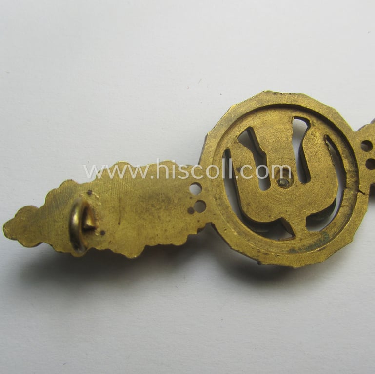Tombak- (ie. 'Buntmetall'-) based- and/or (typical) non-maker-marked example of a WH (Luftwaffe) 'Frontflugspange für Kampfflieger in Gold' as presumably produced by the: 'C.E. Juncker'-company