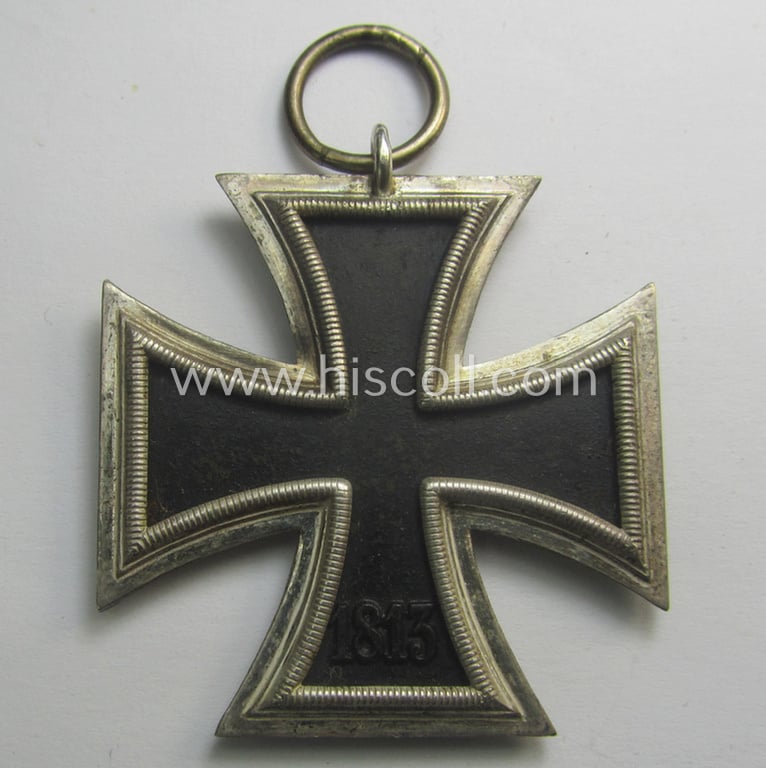 Matching 'EK II. Klasse'-set comprising of a non-maker-marked specimen that comes with its ribbon (ie. 'Bandabschnitt') and 'Zellstoff'-based pouch as was produced by the company: 'L.Chr. Lauer' (ie. 'Hersteller 14')