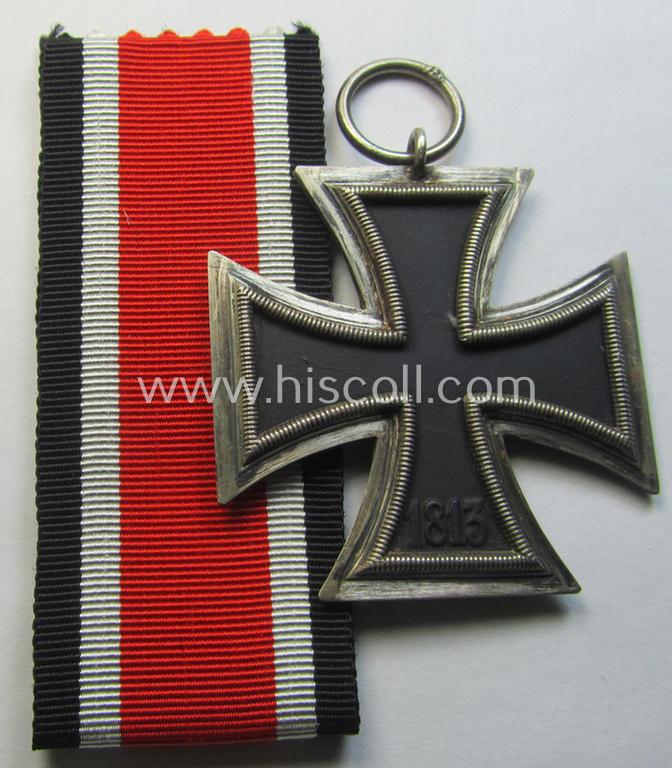 Attractive, 'Eisernes Kreuz II. Klasse' being a non-maker-marked example that comes together with its original- and never-mounted ribbon (ie. 'Bandabschnitt') as was (I deem) produced by the maker (ie. 'Hersteller'): 'Walter & Henlein'