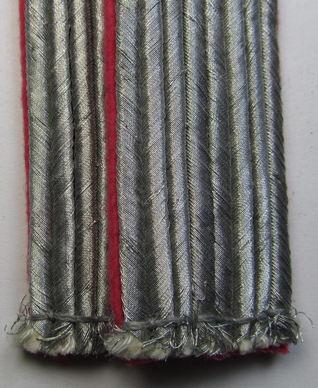 Fully matching - and scarcely encountered! - pair of WH (Luftwaffe) officers'-type shoulderboards (ie. 'Schulterstücke für Offiz. des Ingenieurskorps der LW') as intended for usage by a: 'Flieger-Ingenieur' (being a rank similar to: 'Leutnant'...