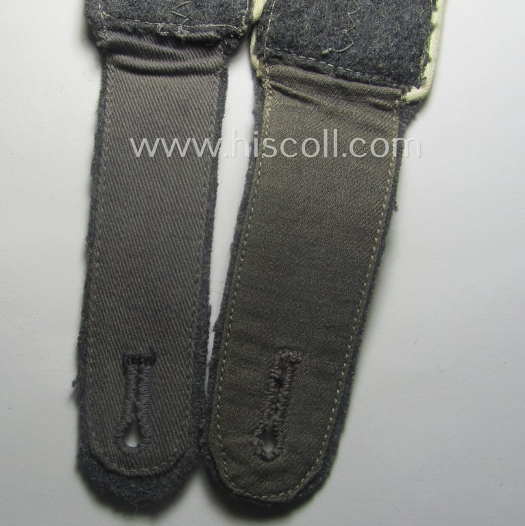Pair of WH (Luftwaffe) white-piped, so-called: 'Hermann Göring'-division, EM-type shoulderstraps: 'Soldat u. Mitglied der Hermann Göring Division'