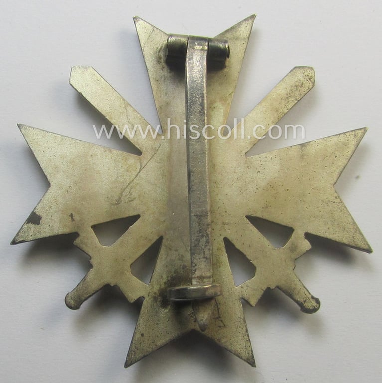 Attractive, medal-set: 'Kriegsverdienstkreuz 1. Klasse mit Schwertern', being a non-maker-marked specimen that came stored in its original etui and dito orange-toned 'Überkarton'