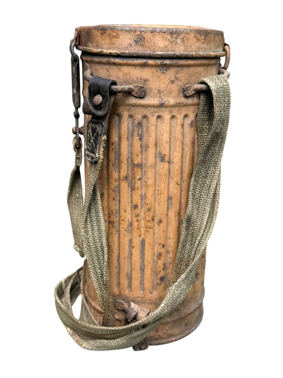 Sud Front Gasmasker and Canister