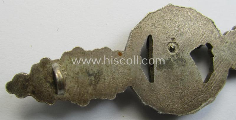 Stunning - and truly detailed! - 'Buntmetall'-based- (albeit non-maker-marked) specimen of a WH (Luftwaffe) 'Frontflugspange für Aufklärer in Silber' that comes stored in its early-war-pattern etui as issued and/or stored for decades